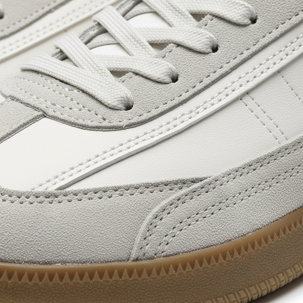 White Court Sneakers Men - White - Texture Close Up